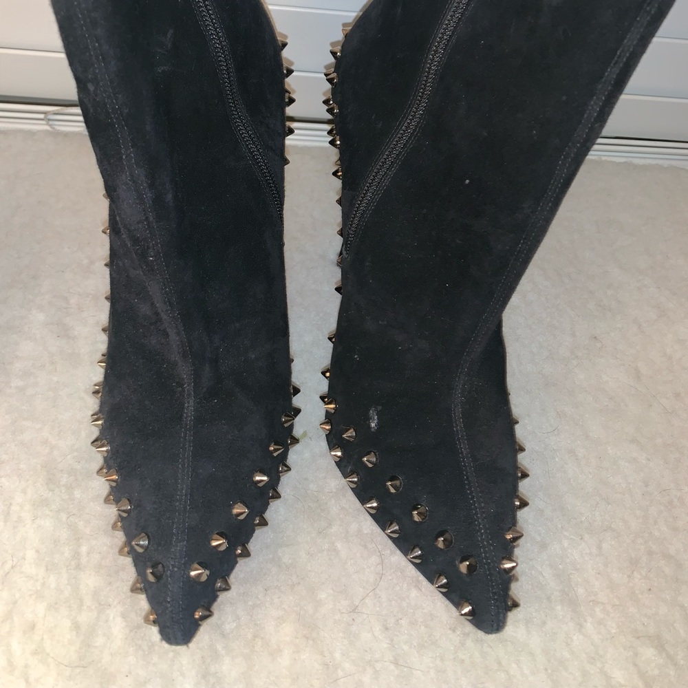 Louboutin Willetta 100 Pointy Black Suede Bootie - Picture 3 of 8